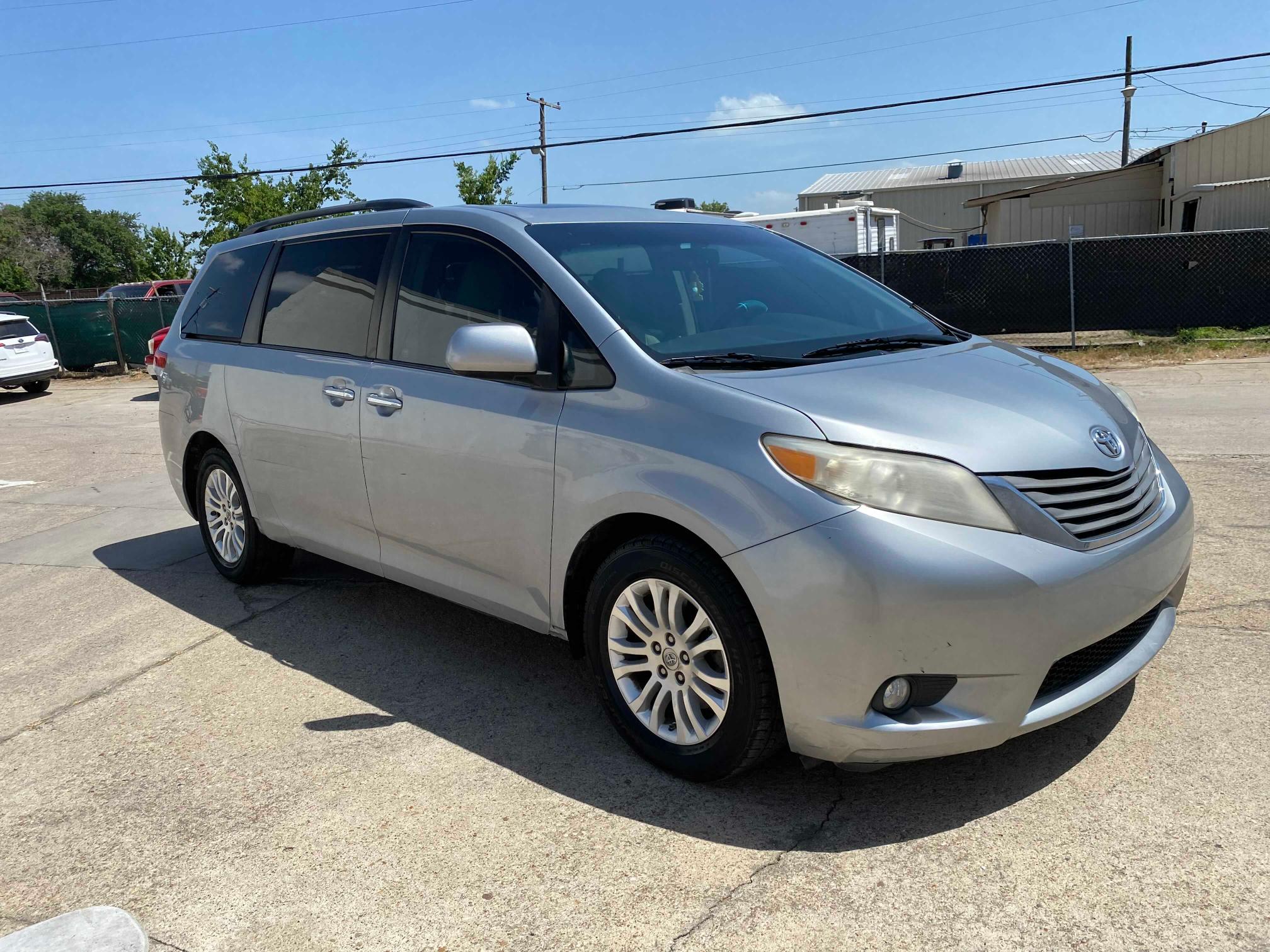 TOYOTA SIENNA XLE 2011 5tdyk3dc1bs139587