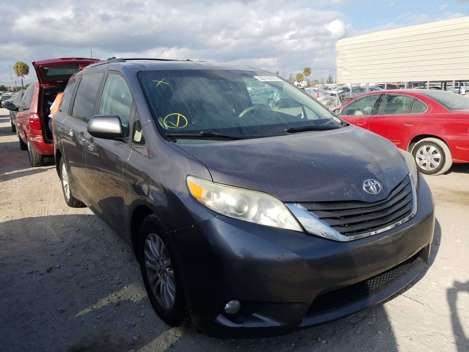 TOYOTA SIENNA XLE 2011 5tdyk3dc2bs131529