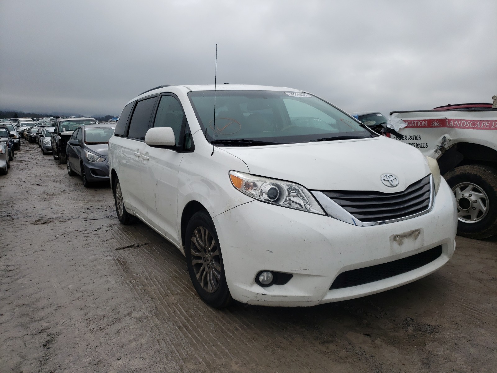 TOYOTA SIENNA XLE 2011 5tdyk3dc3bs008693