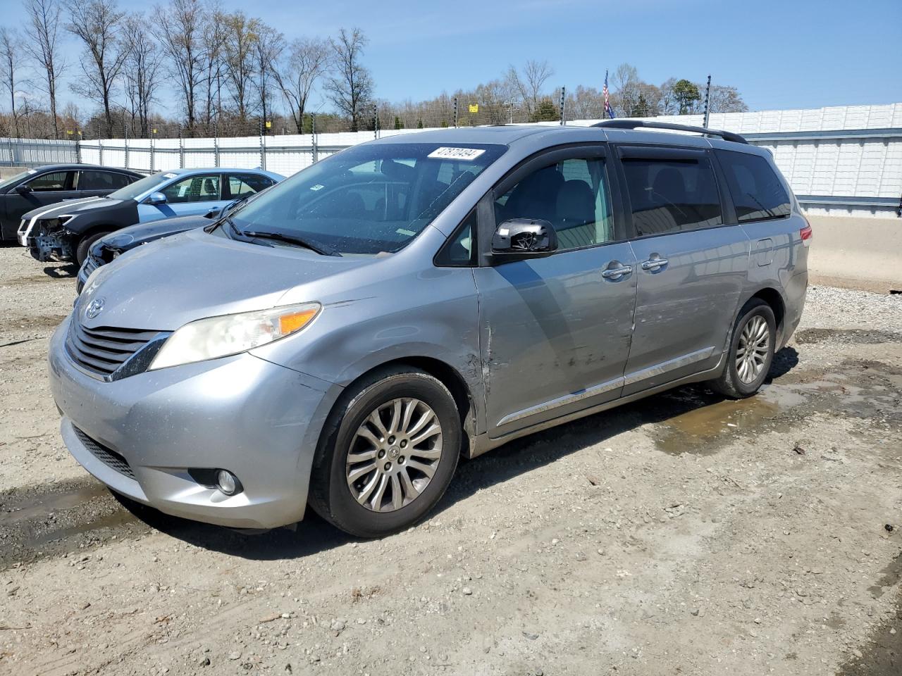 TOYOTA SIENNA 2011 5tdyk3dc6bs143053