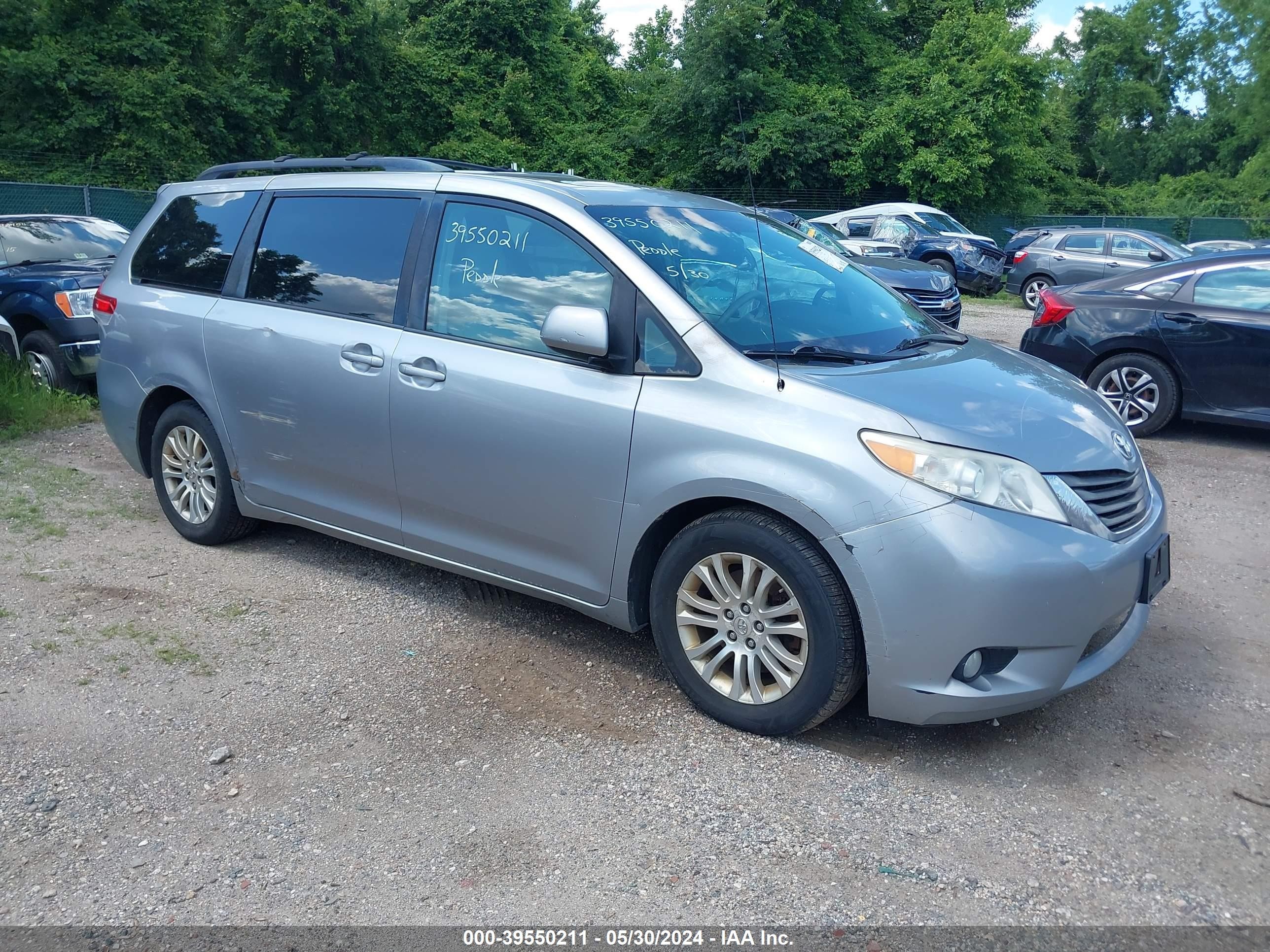 TOYOTA SIENNA 2011 5tdyk3dc7bs022399