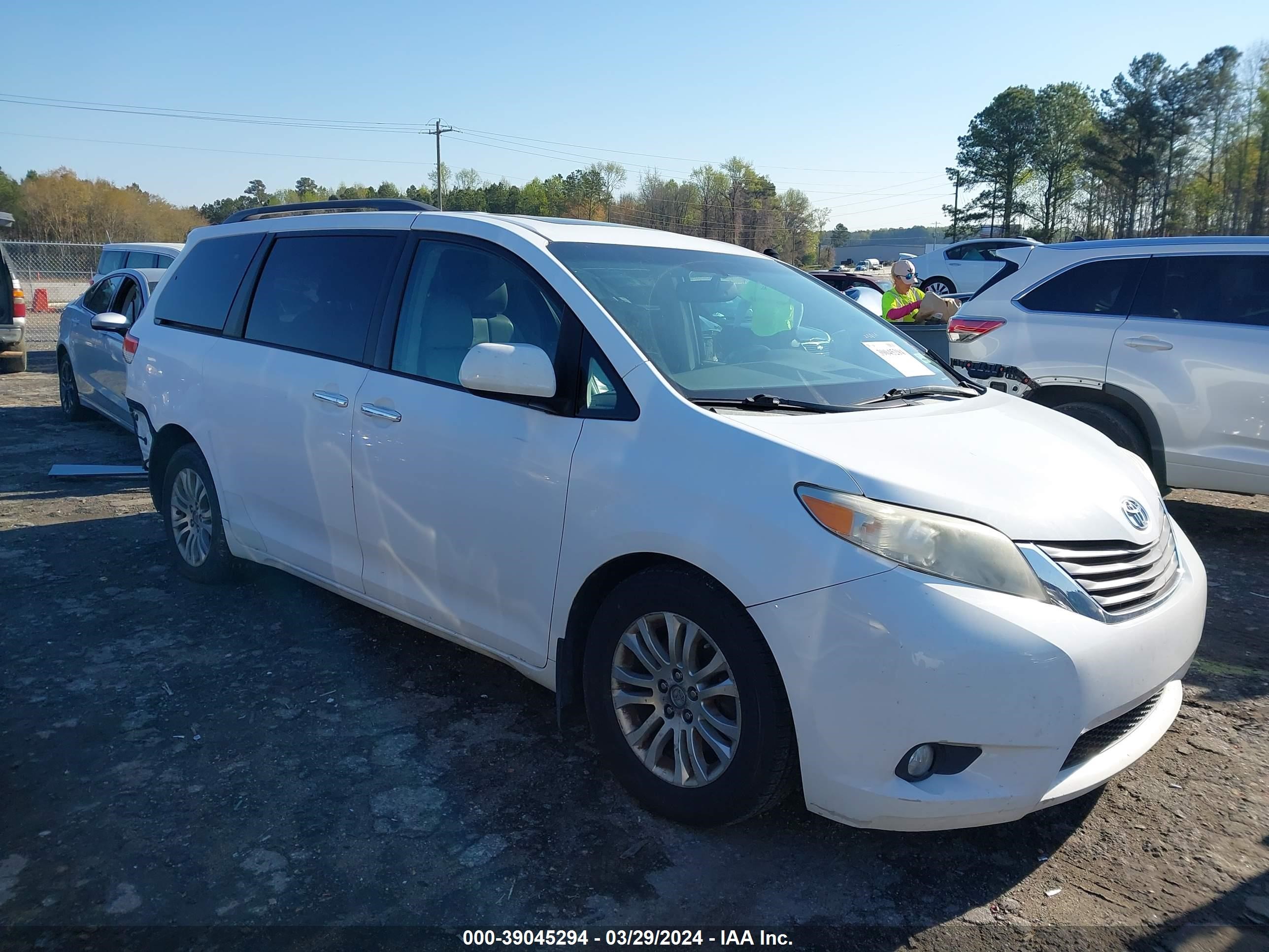 TOYOTA SIENNA 2011 5tdyk3dc7bs050669