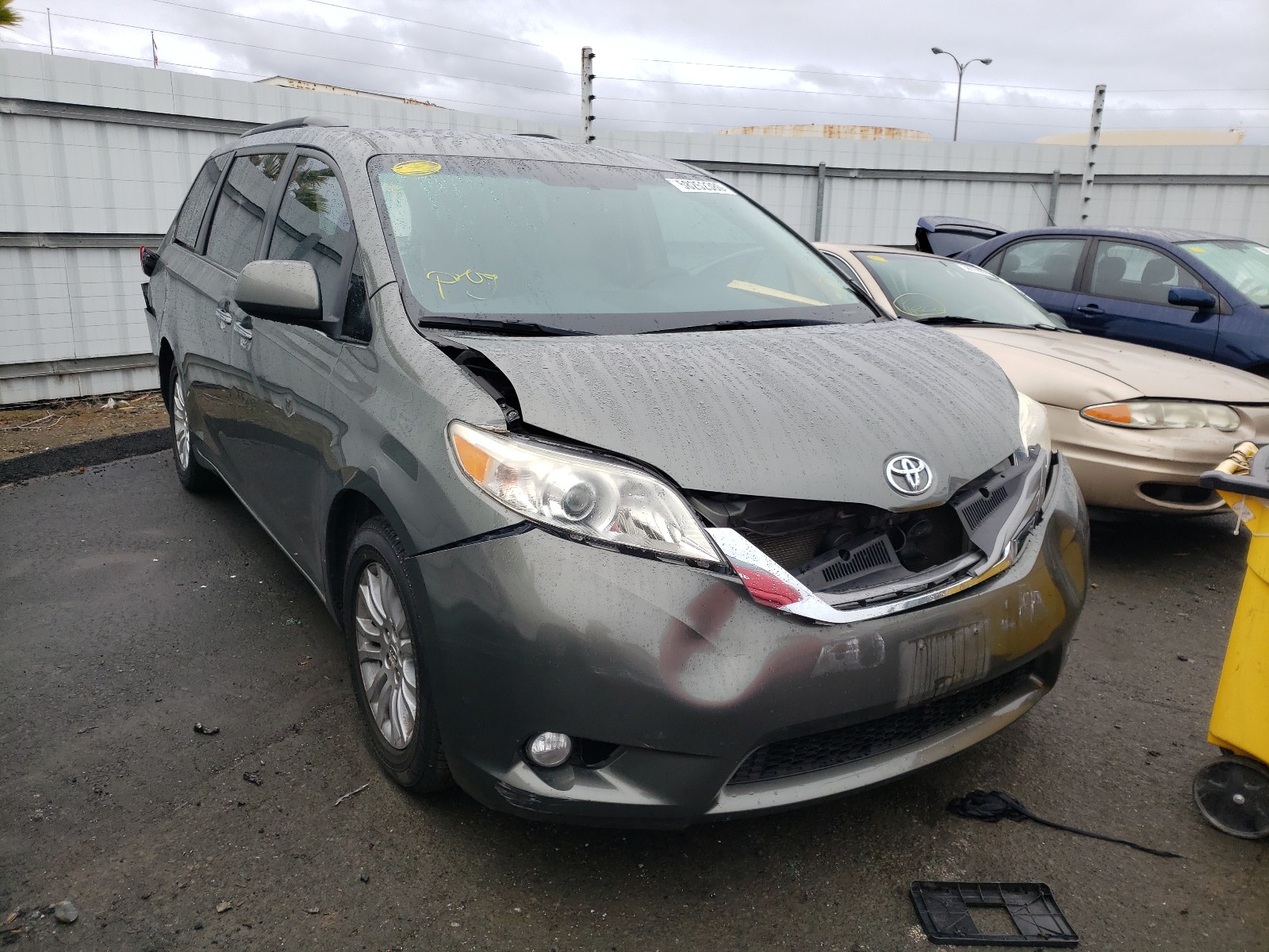 TOYOTA SIENNA XLE 2011 5tdyk3dc9bs078828