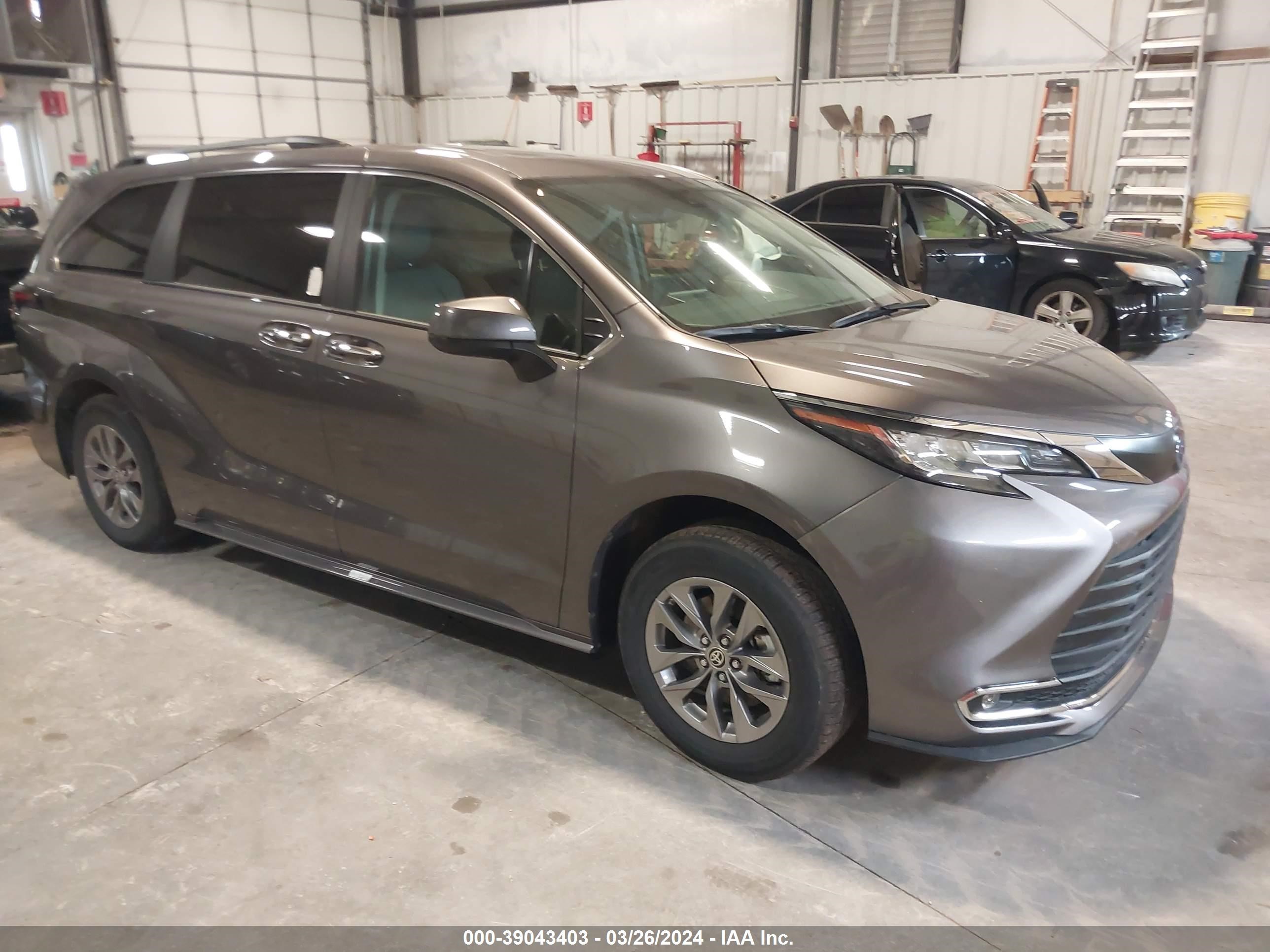 TOYOTA SIENNA 2023 5tdyrkec9ps172171