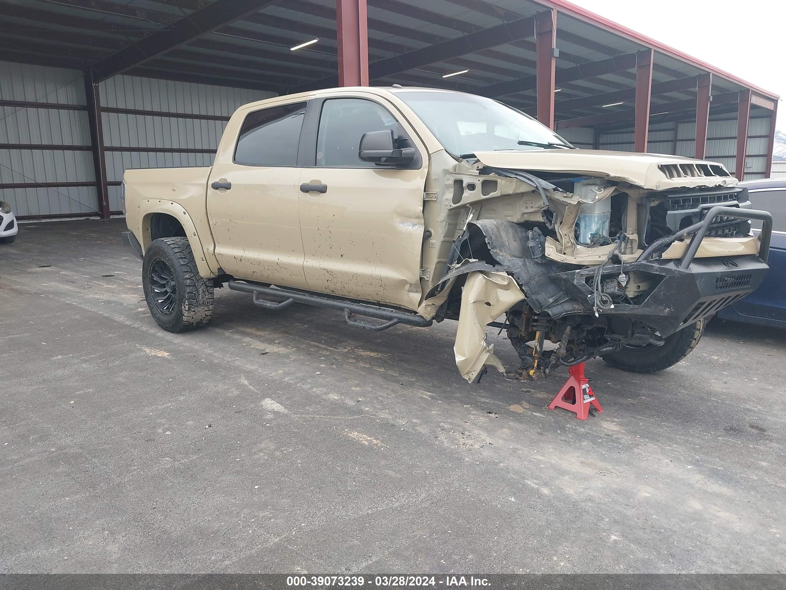 TOYOTA TUNDRA 2017 5tfdy5f18hx592550