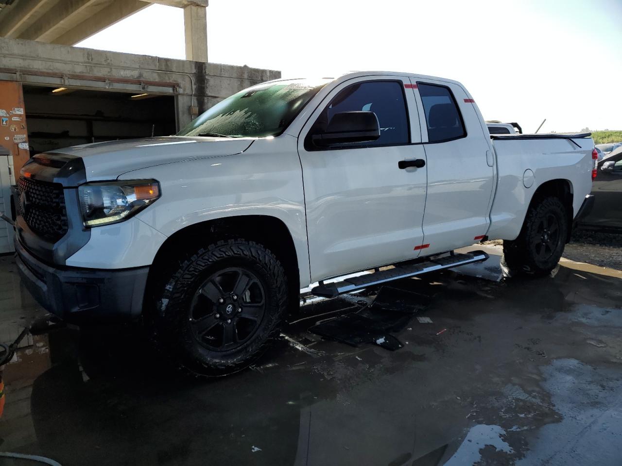 TOYOTA TUNDRA 2018 5tfrm5f11jx127020