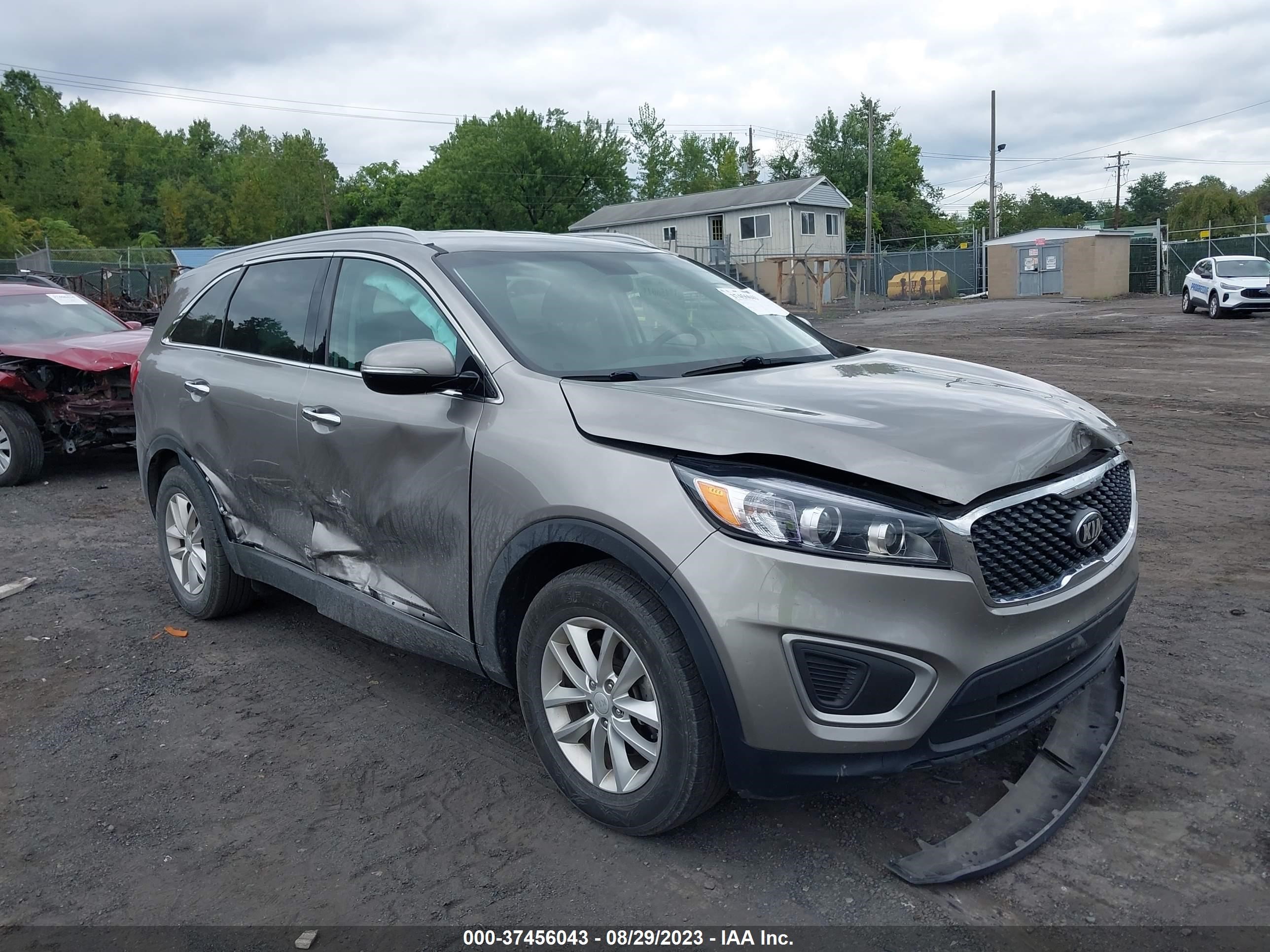 KIA SORENTO 2018 5xypgda38jg405190