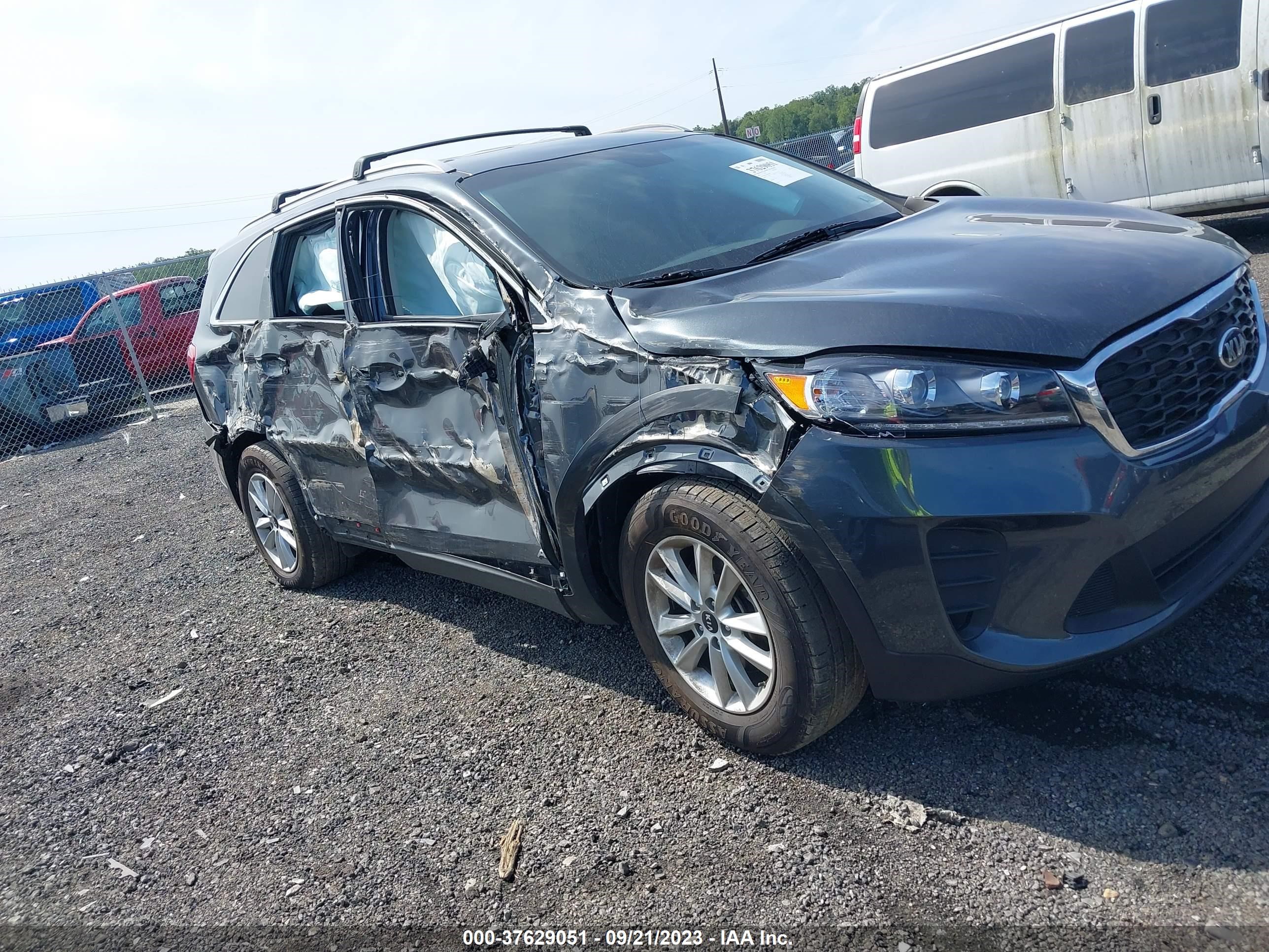 KIA SORENTO 2019 5xypgda38kg604600