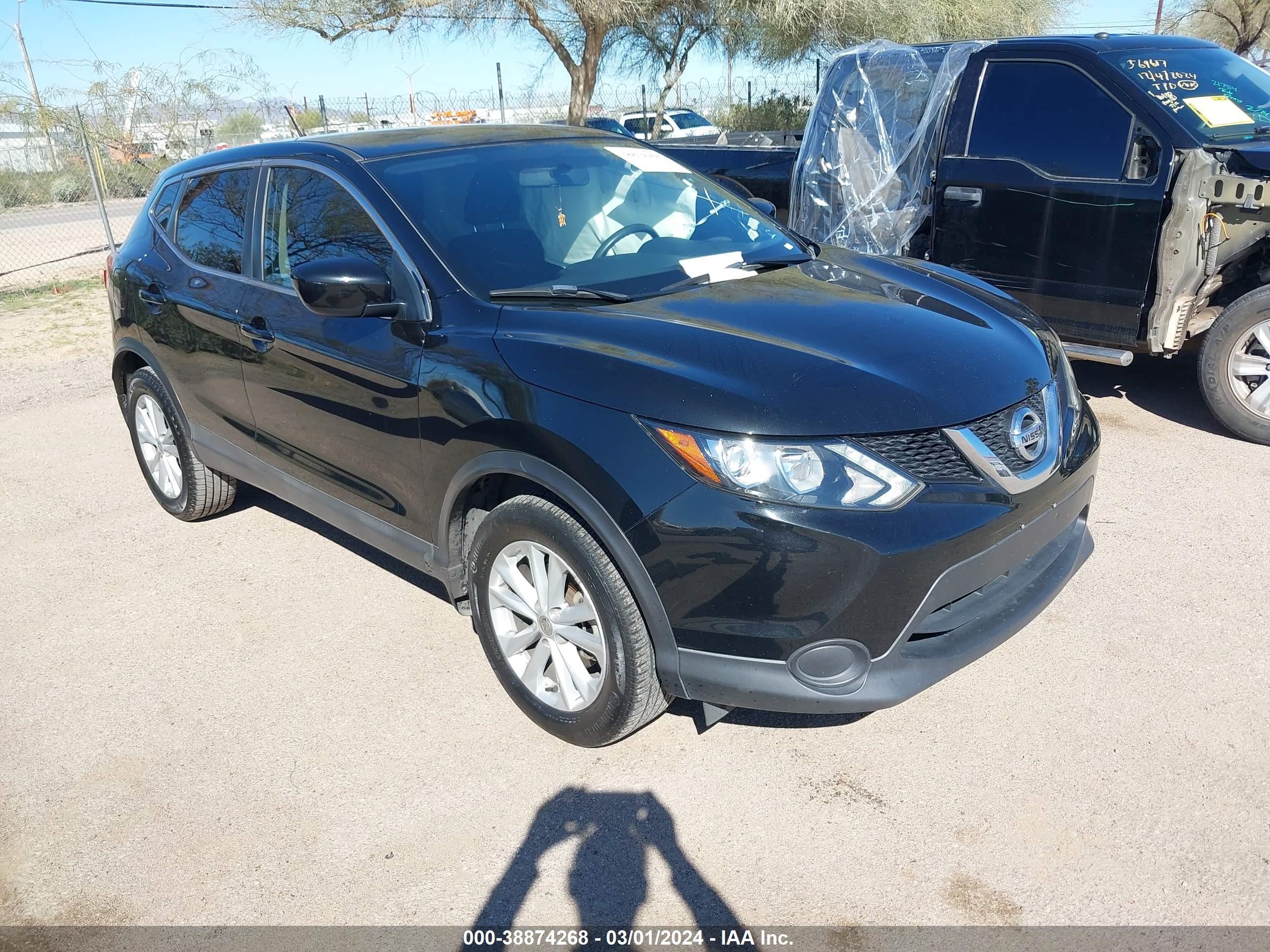 NISSAN ROGUE 2017 jn1bj1cp2hw030603