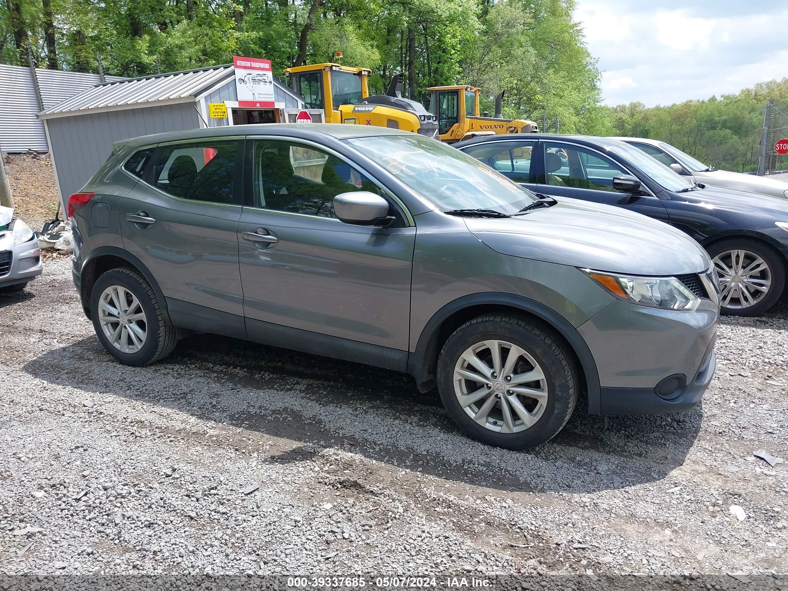 NISSAN ROGUE 2018 jn1bj1cr2jw251500