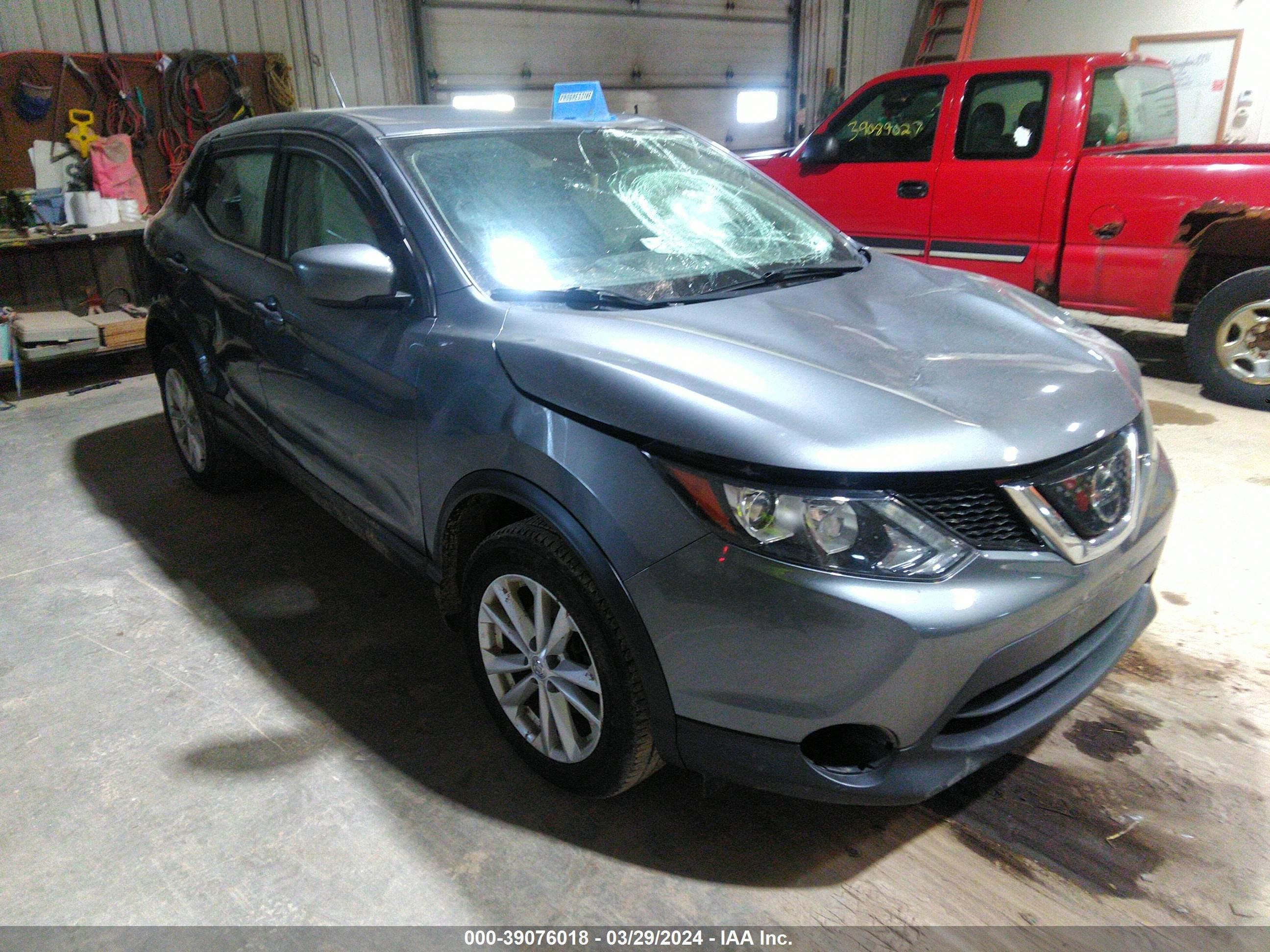 NISSAN ROGUE 2018 jn1bj1cr2jw285162