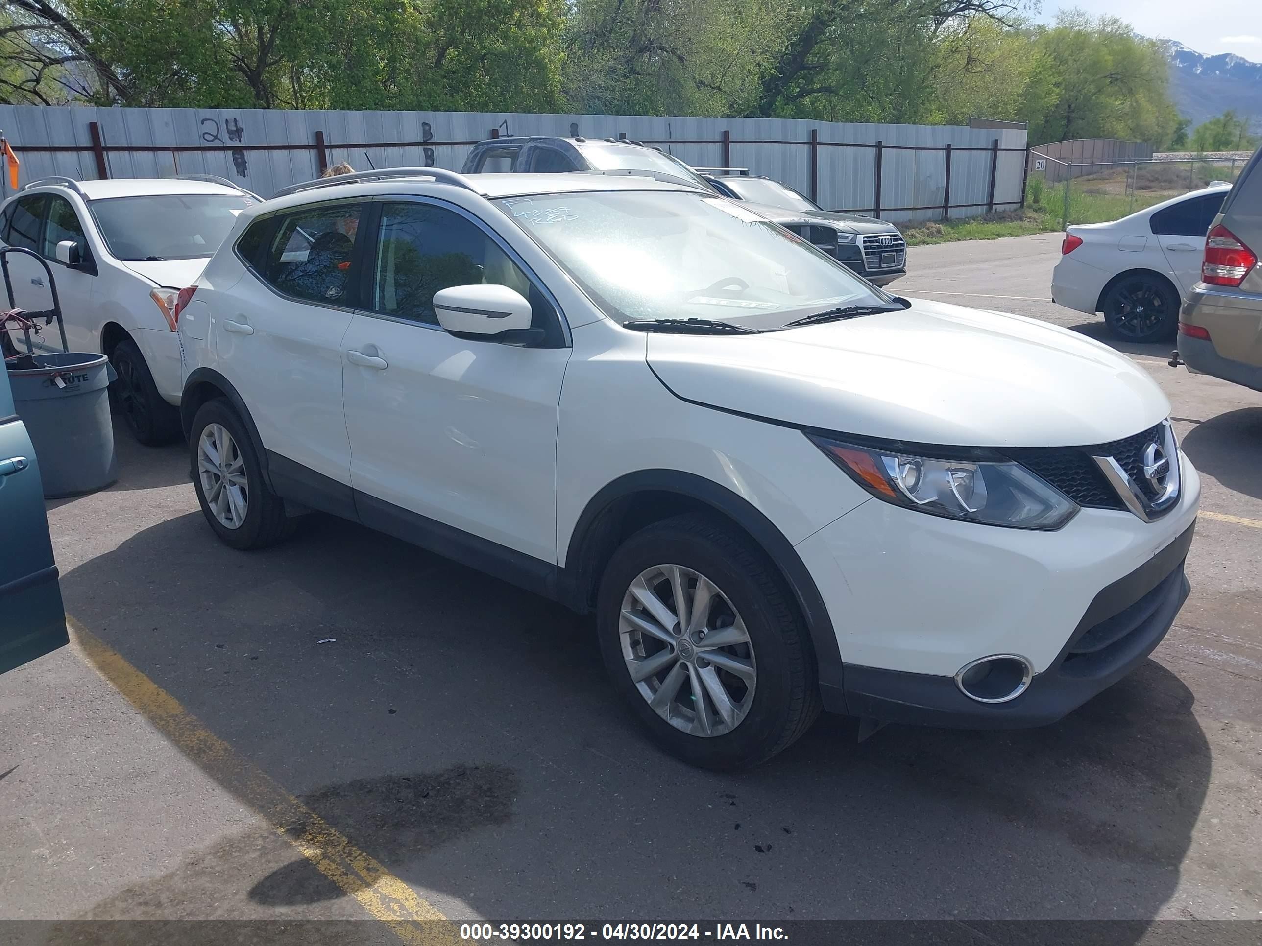 NISSAN ROGUE 2017 jn1bj1cr3hw102250