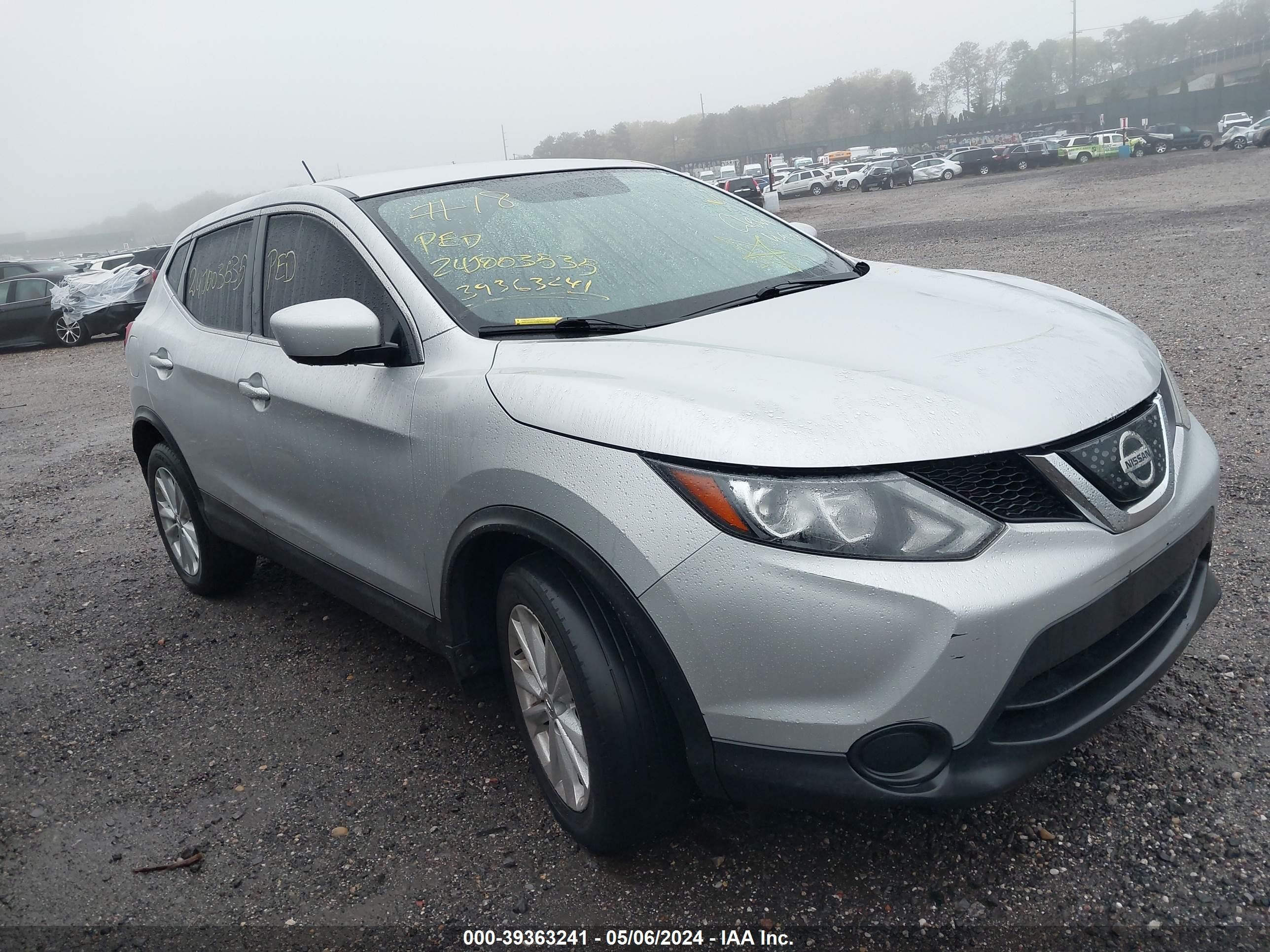 NISSAN ROGUE 2018 jn1bj1cr3jw252669