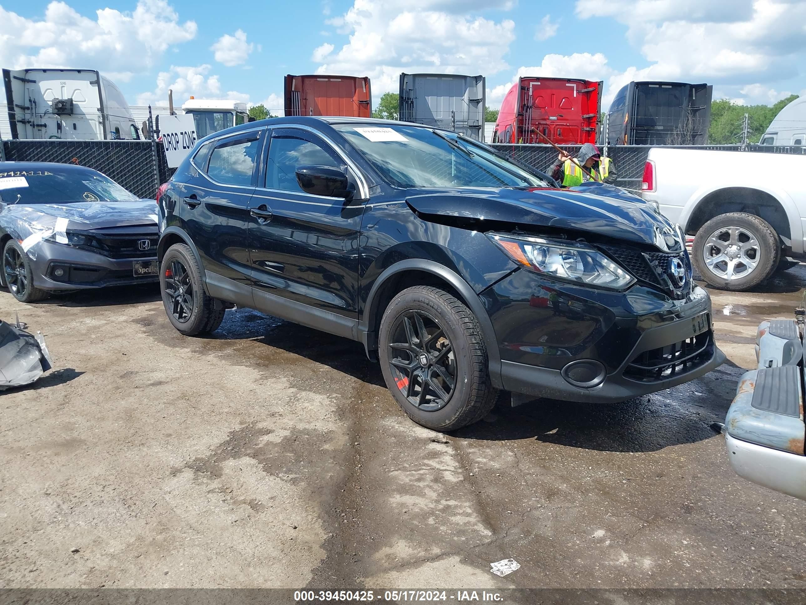 NISSAN ROGUE 2017 jn1bj1cr4hw135449