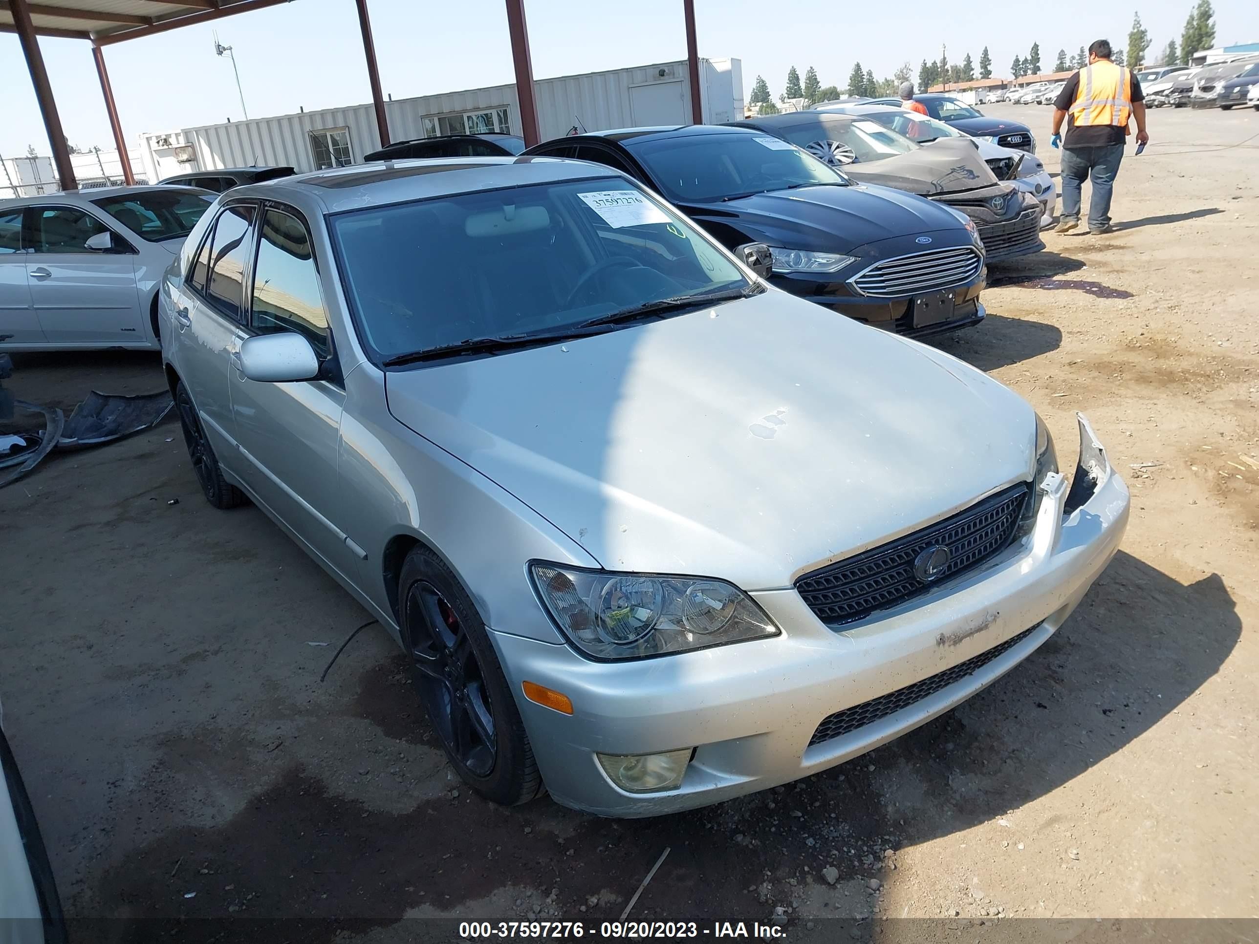 LEXUS IS 2002 jthbd192420052675