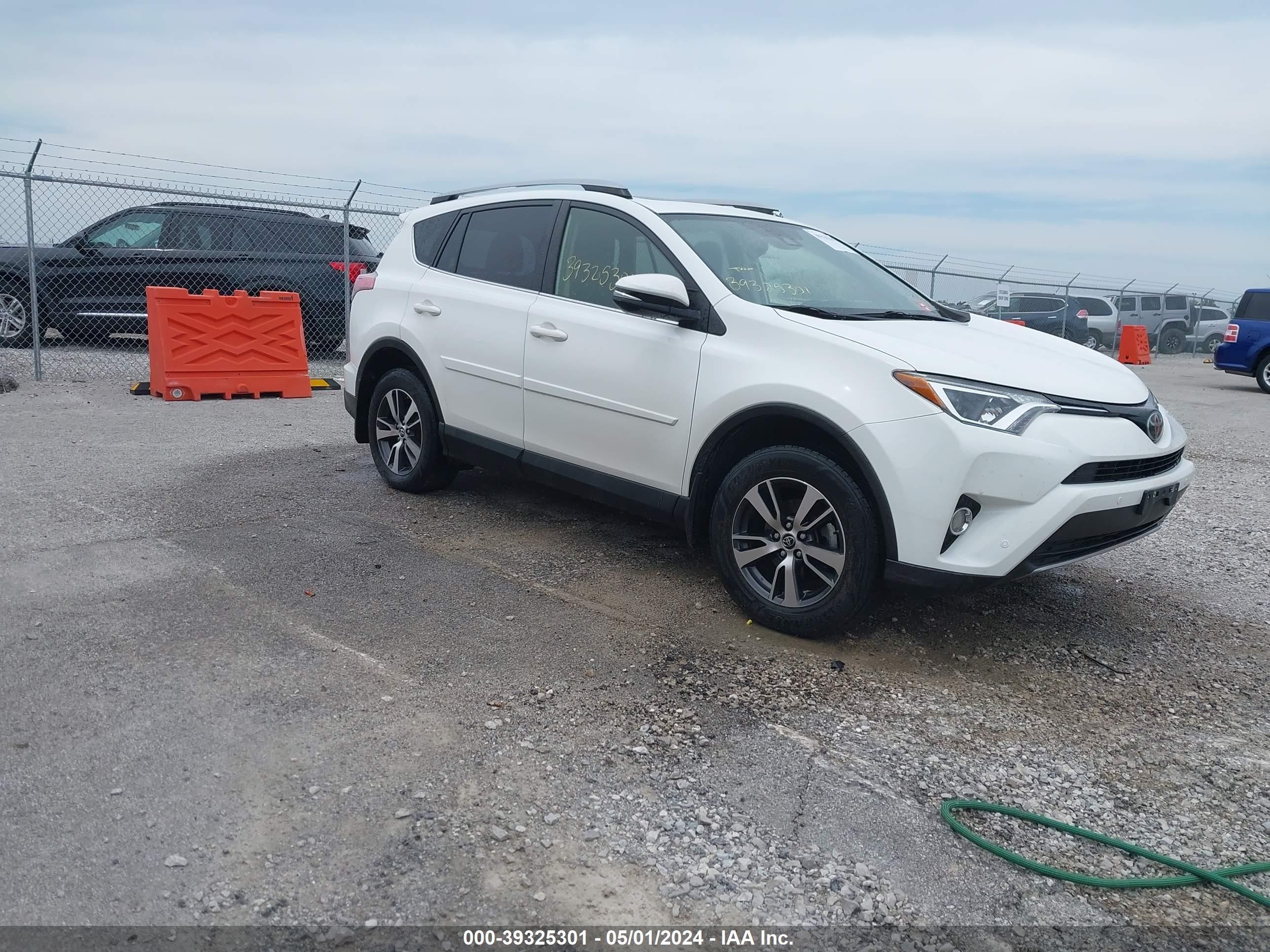 TOYOTA RAV 4 2017 jtmrfrev4hj112742