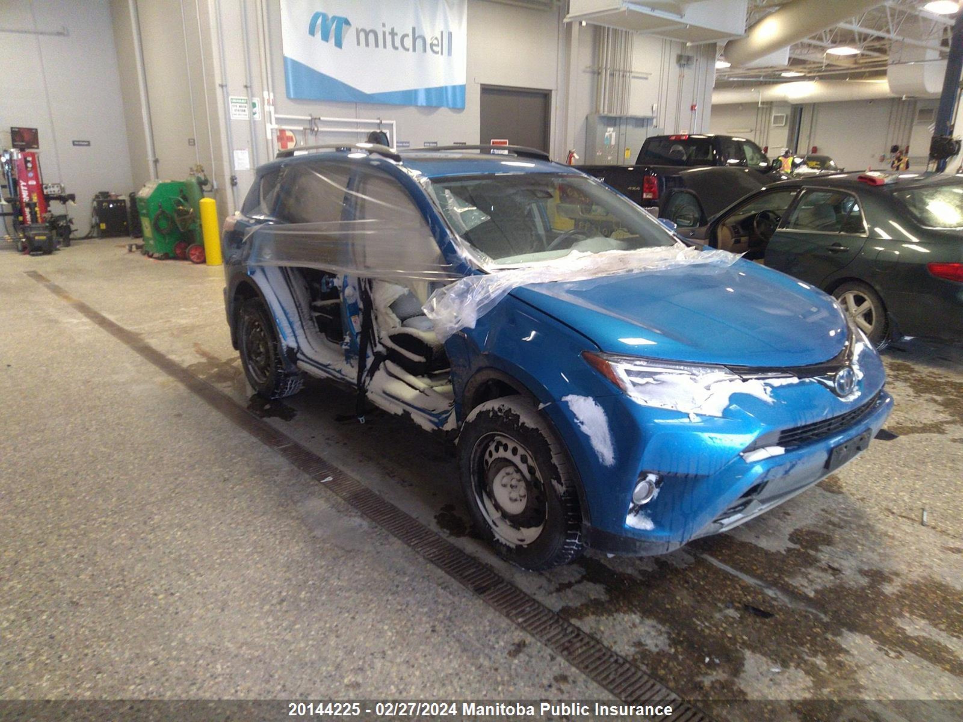 TOYOTA RAV 4 2017 jtmrjrev6hd101299