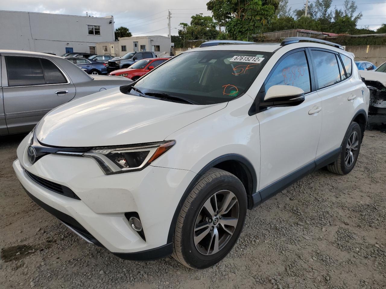 TOYOTA RAV 4 2017 jtmwfrev1hj138492