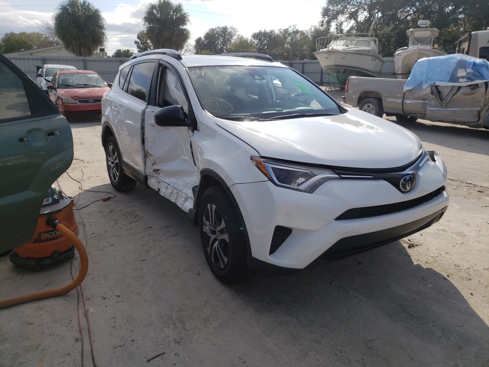 TOYOTA RAV4 LE 2017 jtmzfrev3hj721420