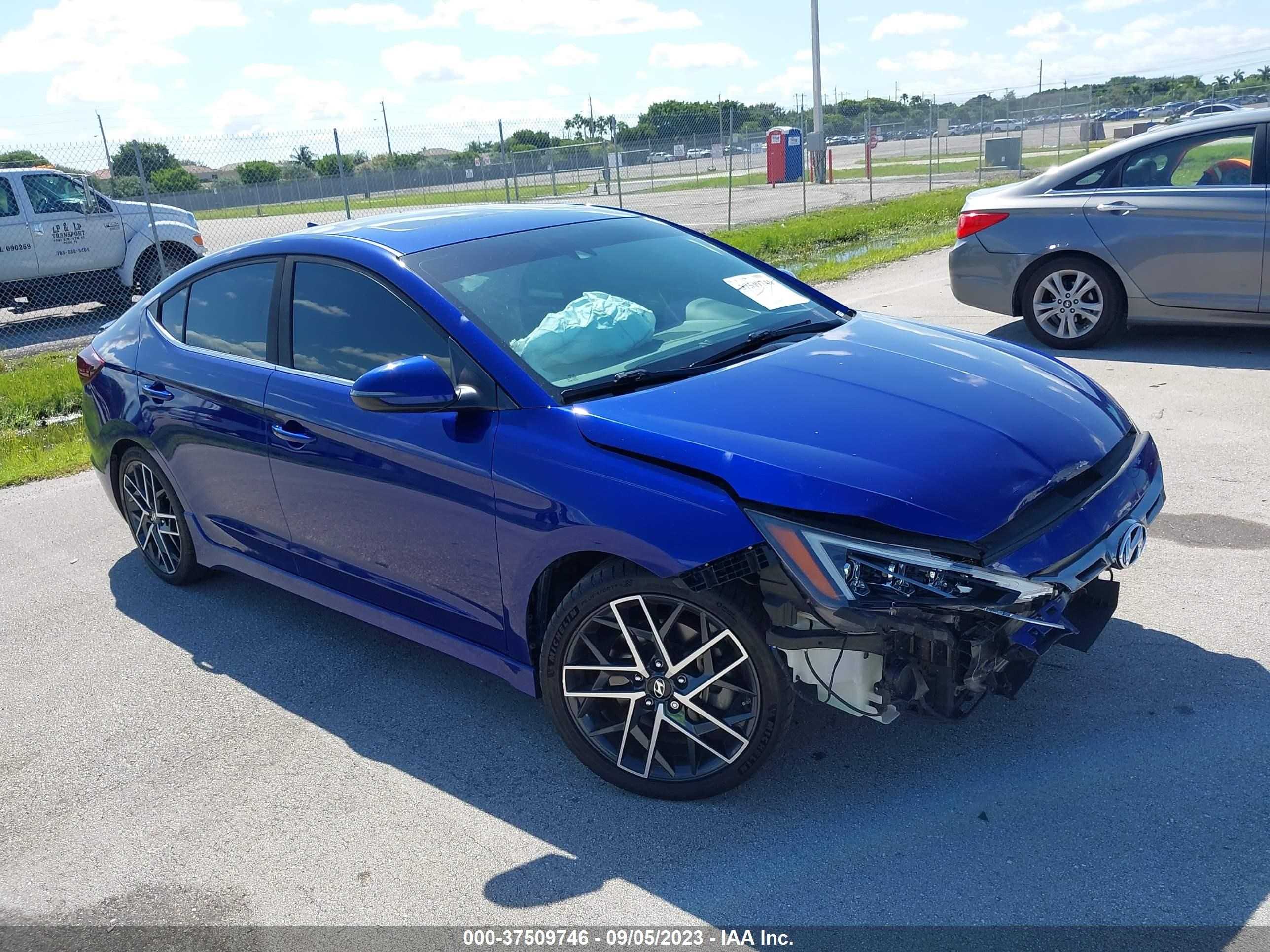 HYUNDAI ELANTRA 2019 kmhd04lb3ku832297