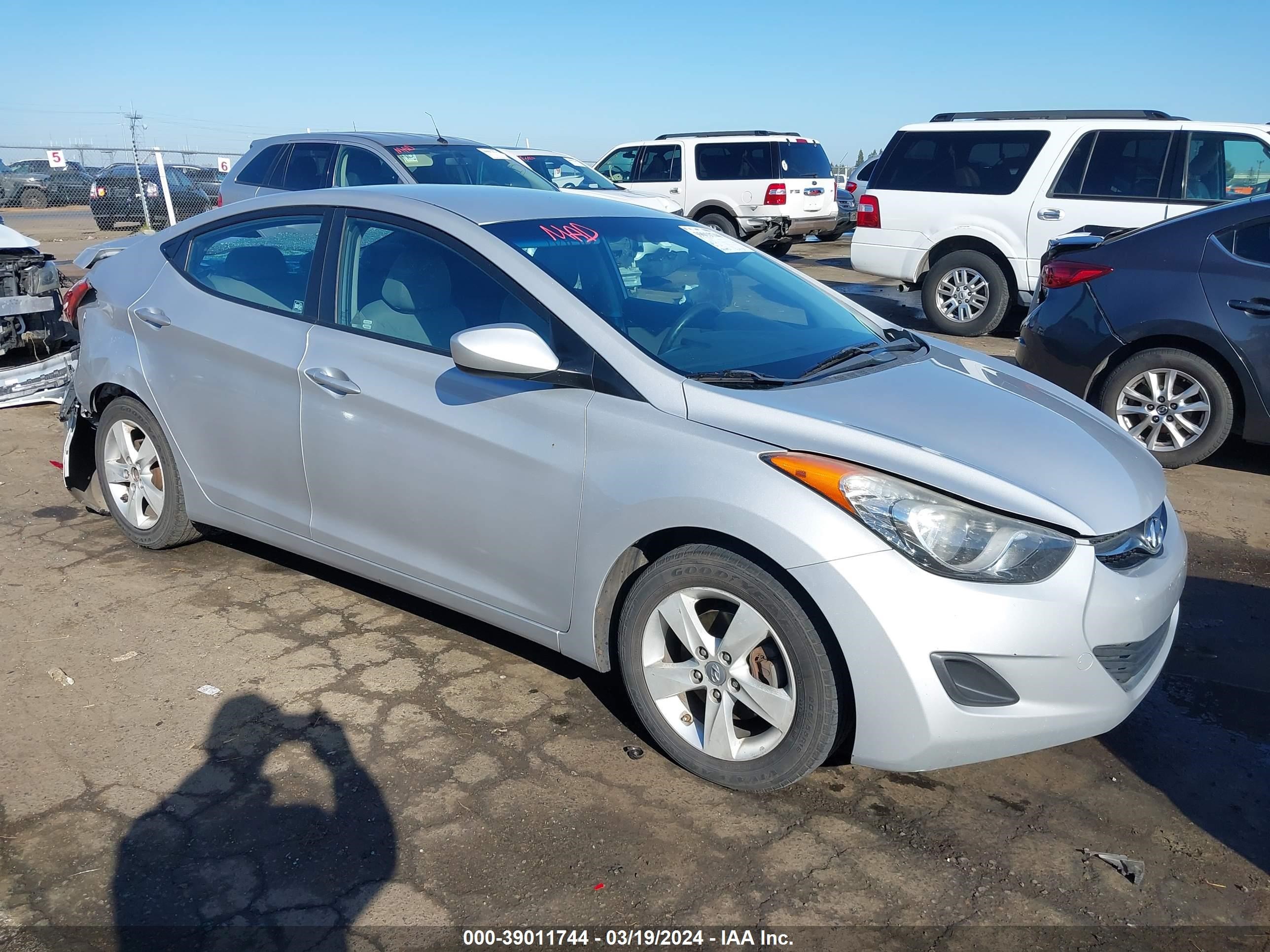 HYUNDAI ELANTRA 2013 kmhdh4ae2du722124