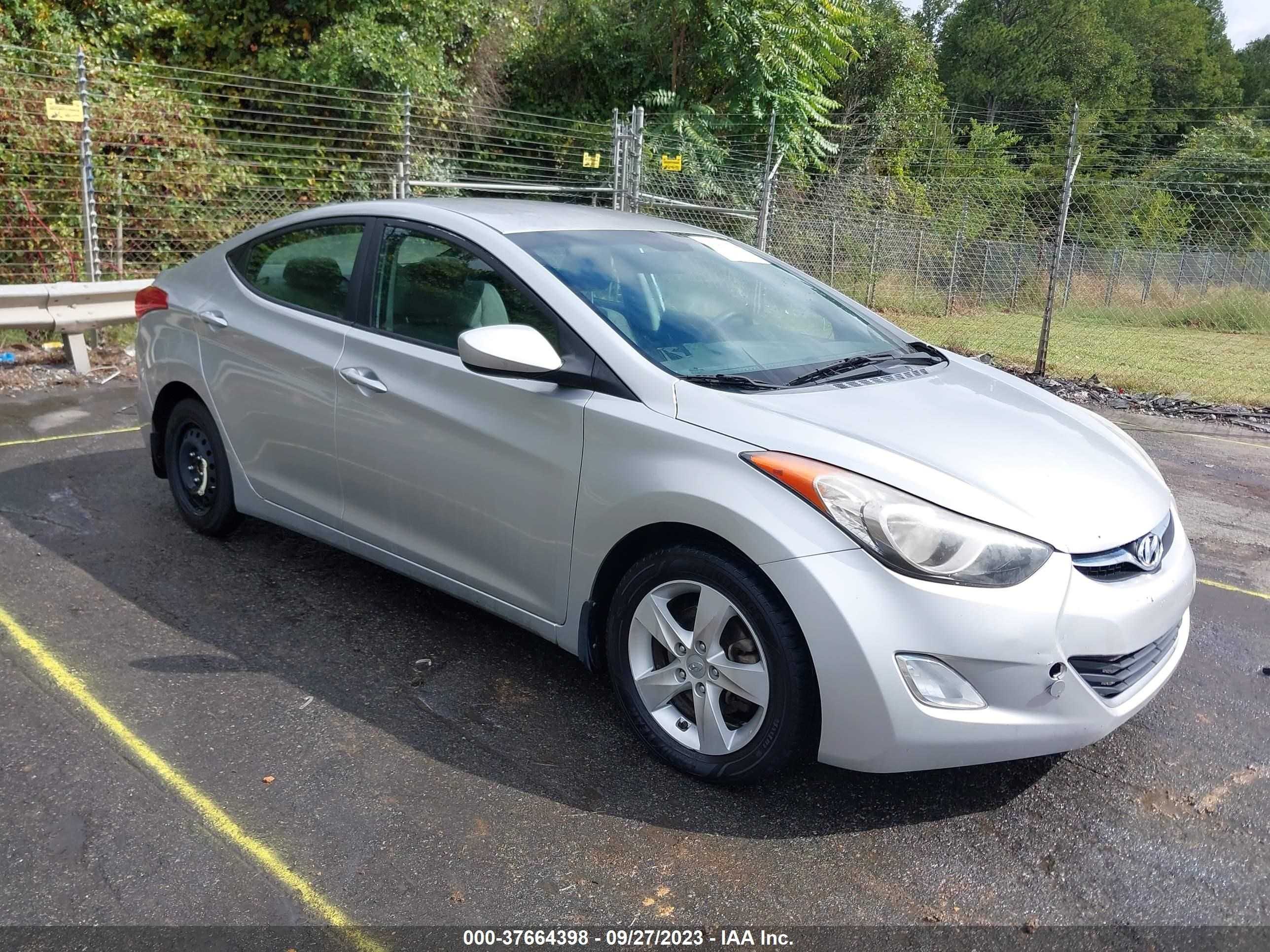 HYUNDAI ELANTRA 2013 kmhdh4ae8du616826