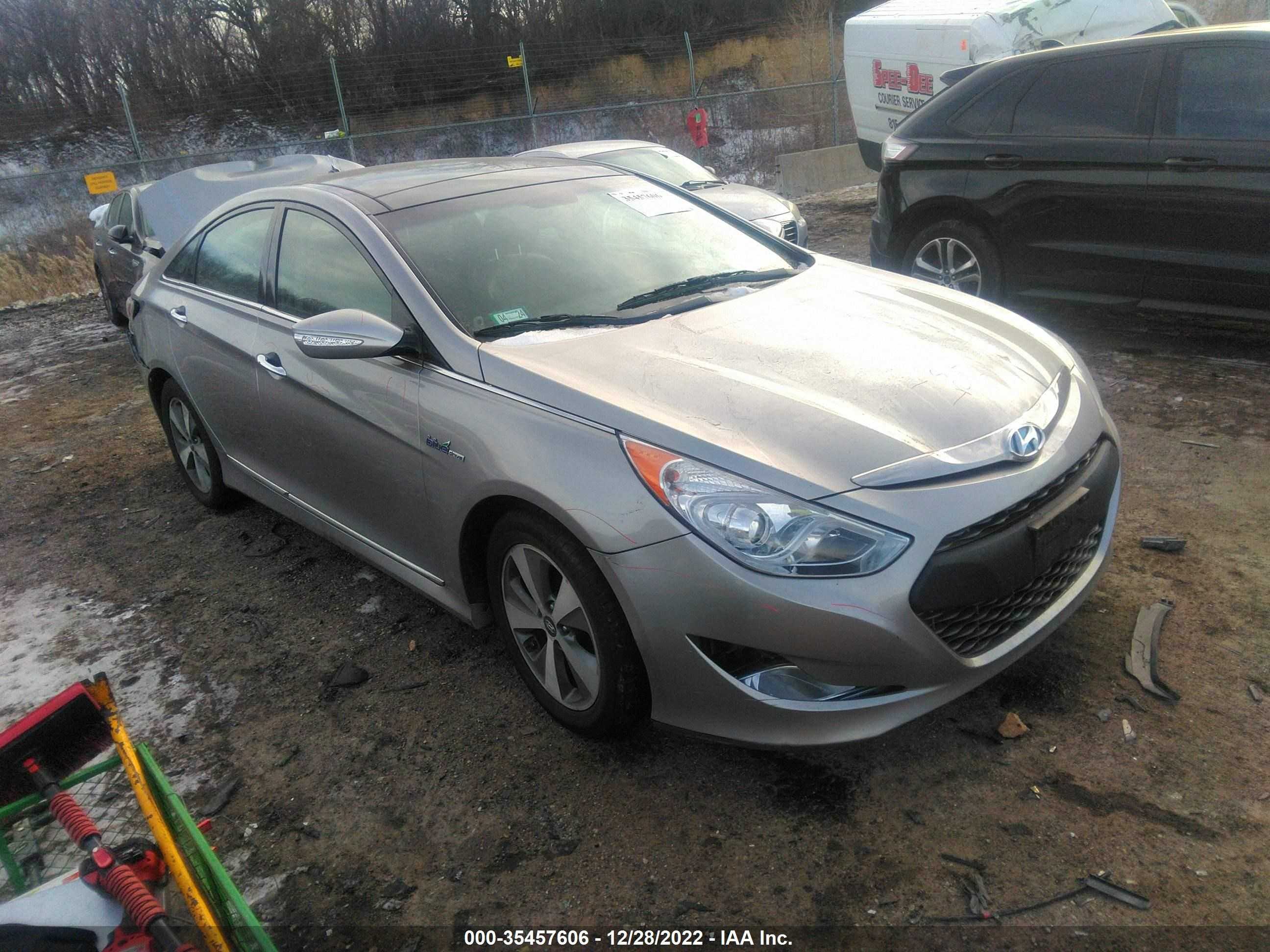 HYUNDAI SONATA 2011 kmhec4a44ba013056