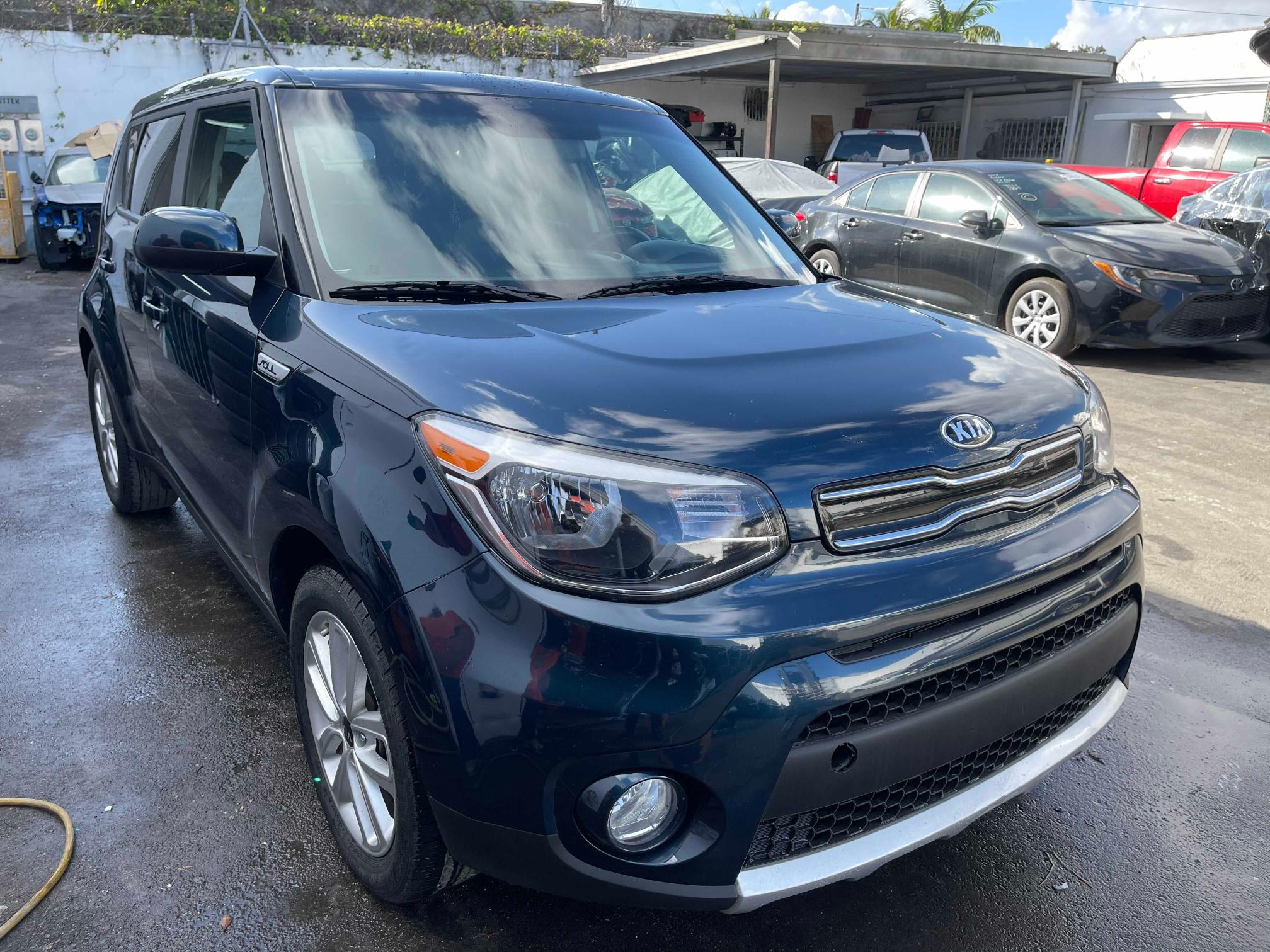 KIA SOUL + 2018 kndjp3a58j7621331