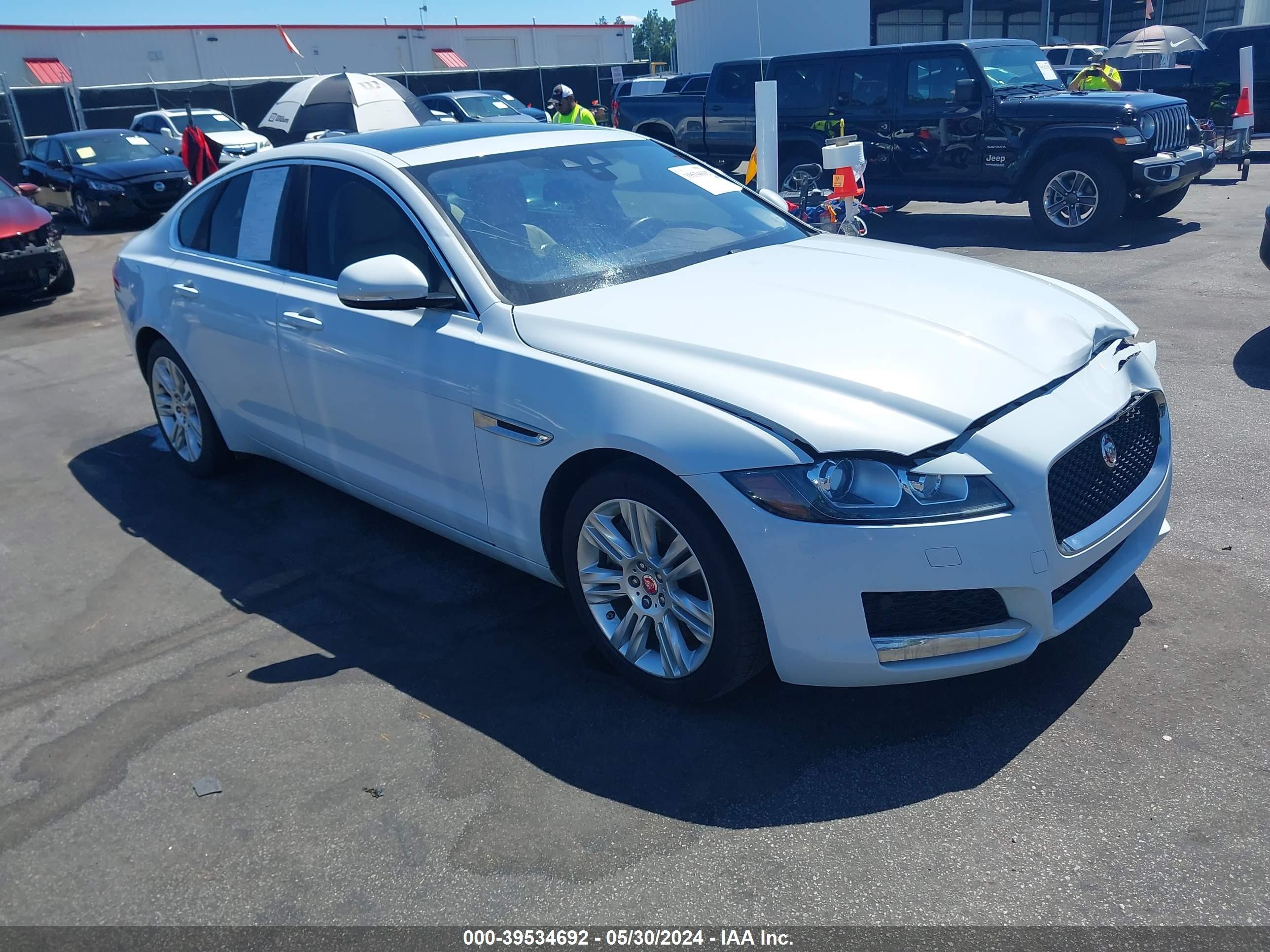 JAGUAR XF 2017 sajbd4bv7hcy35585