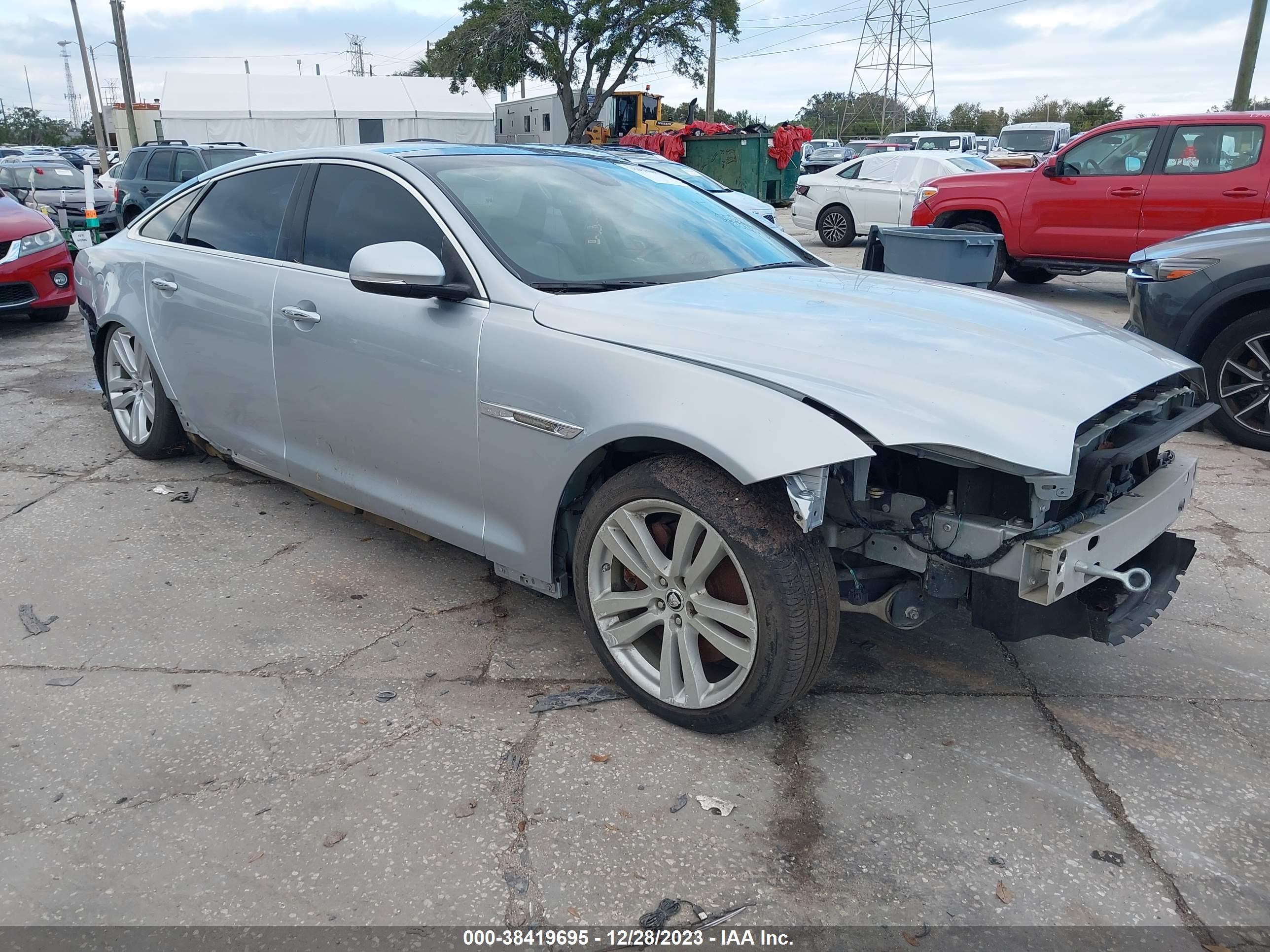 JAGUAR XJ 2011 sajwa2gb1blv02691