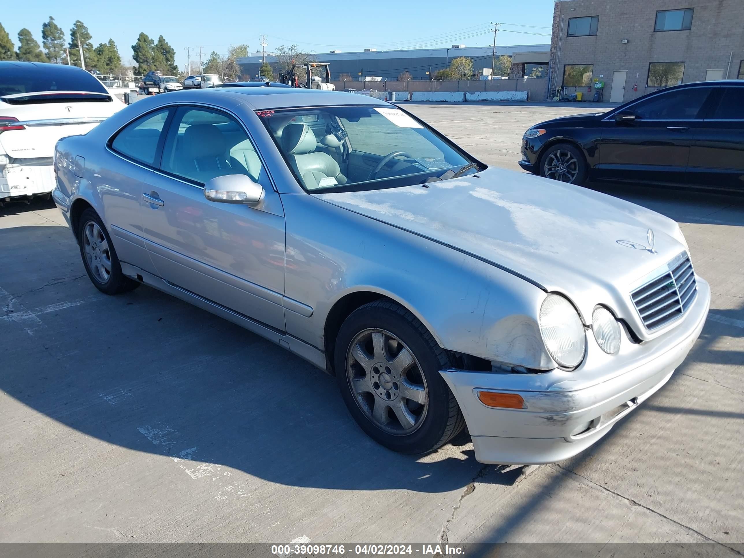 MERCEDES-BENZ CLK-KLASSE 2001 wdblj65g81t001835