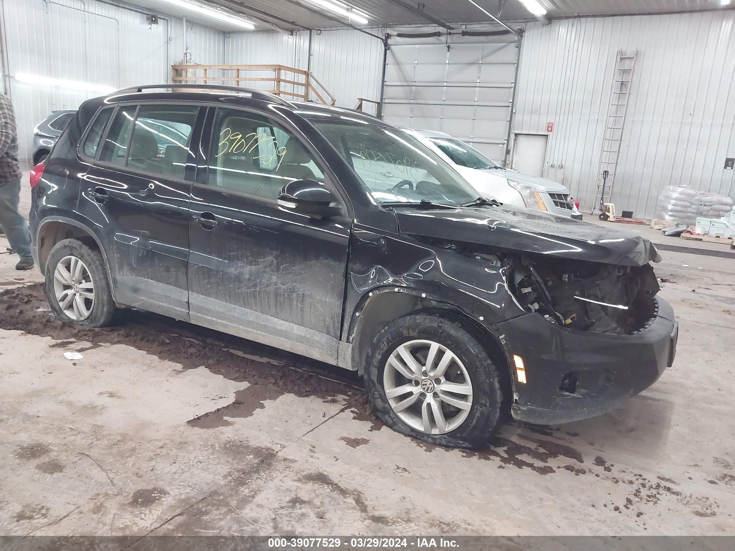 VOLKSWAGEN TIGUAN 2017 wvgbv7ax2hk010930