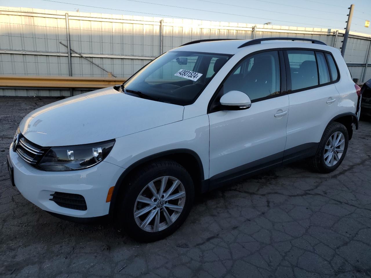 VOLKSWAGEN TIGUAN 2017 wvgbv7ax2hk042907