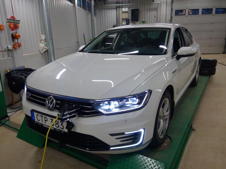 VOLKSWAGEN PASSAT 2018 wvwzzz3czke005011