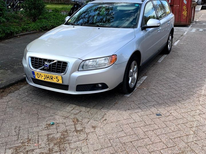 VOLVO V70 2009 yv1bw694191077423