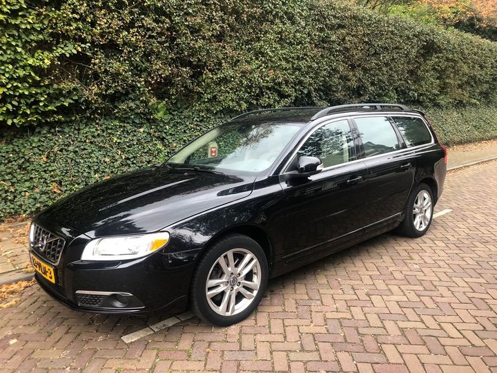 VOLVO V70 2010 yv1bw7056b1182049