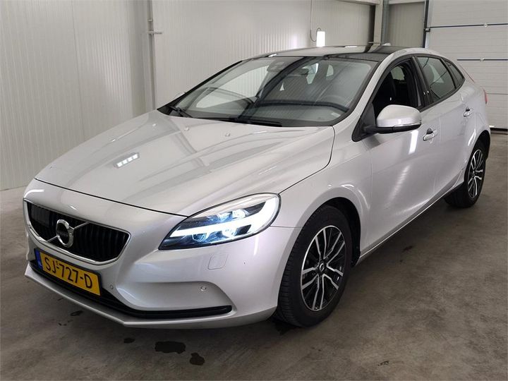 VOLVO V40 2018 yv1mv2880j2509105