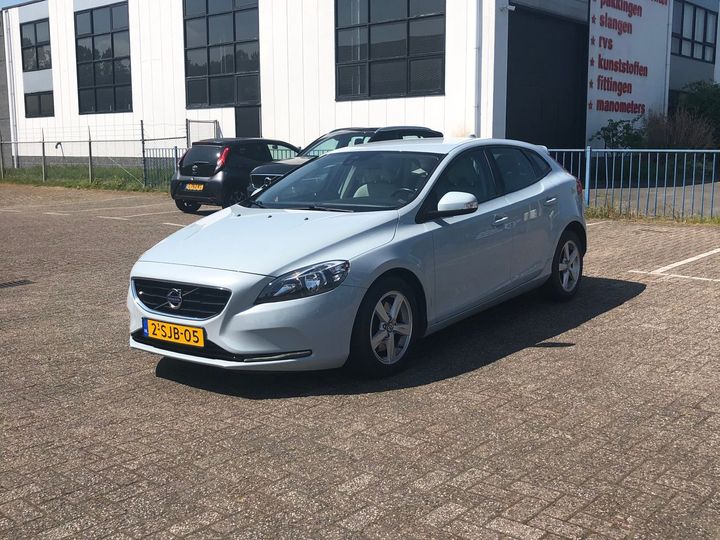 VOLVO V40 2013 yv1mv485be2105510