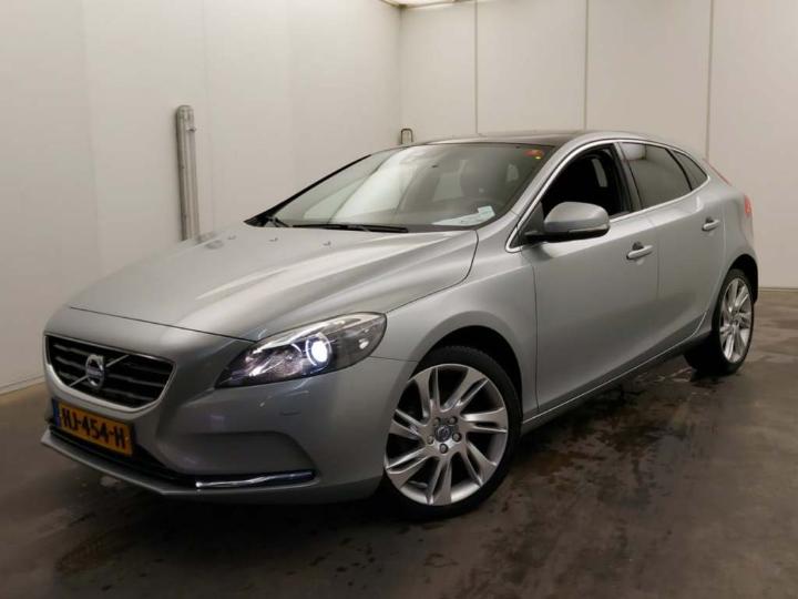 VOLVO V40 2015 yv1mv7431g2310230