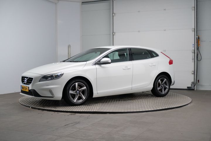 VOLVO V40 2015 yv1mv7431g2318429