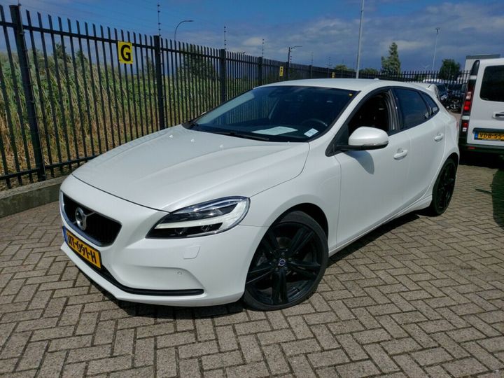 VOLVO V40 2017 yv1mv7431h2398490