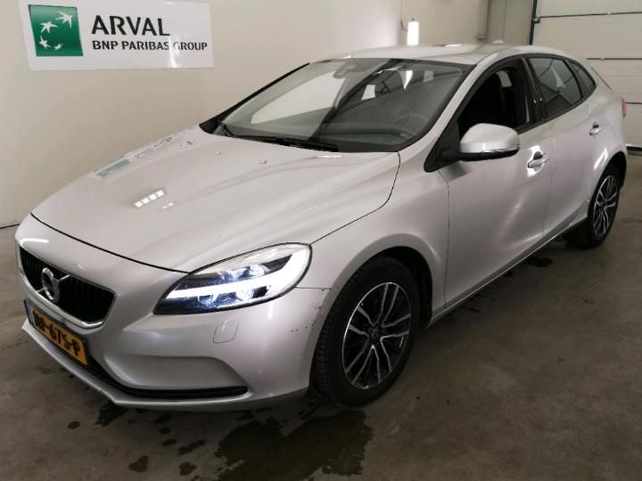 VOLVO V40 2017 yv1mv7431h2402049