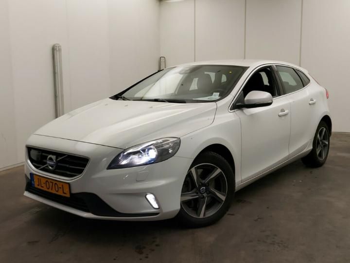 VOLVO V40 2016 yv1mv7480g2344175