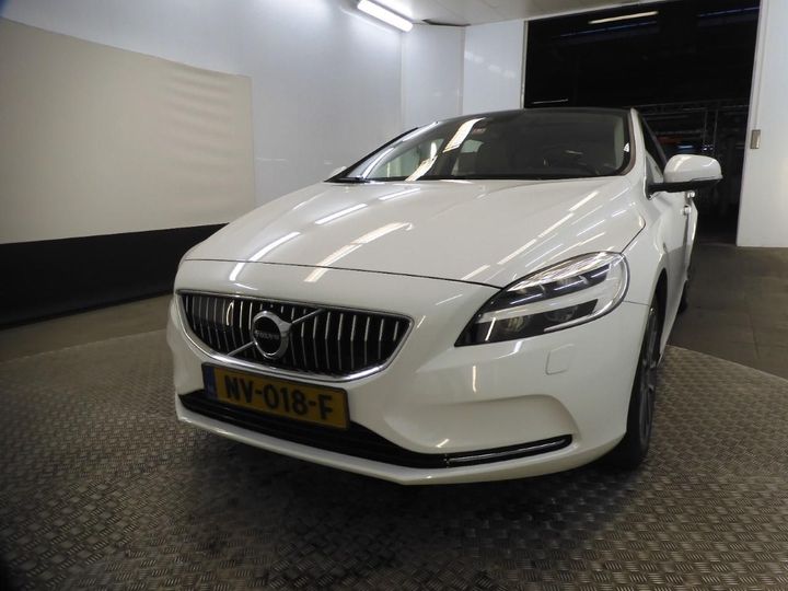 VOLVO V40 2017 yv1mv7481h2425827