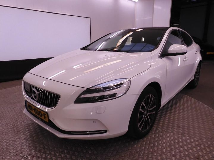 VOLVO V40 2017 yv1mv7481h2436502