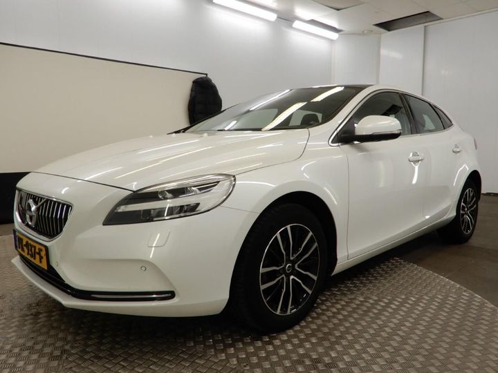 VOLVO V40 2017 yv1mv7481j2453453