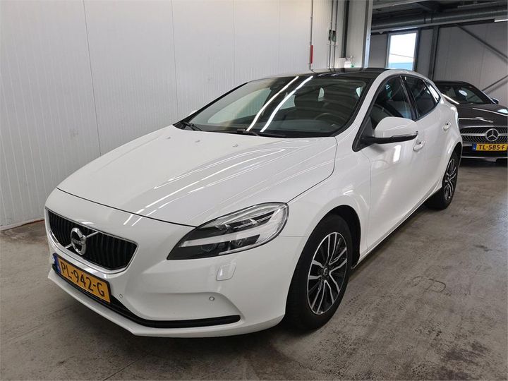 VOLVO V40 2017 yv1mv7481j2455045