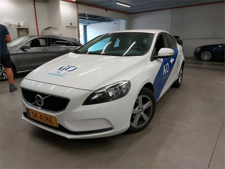 VOLVO V40 2018 yv1mv7481j2483276