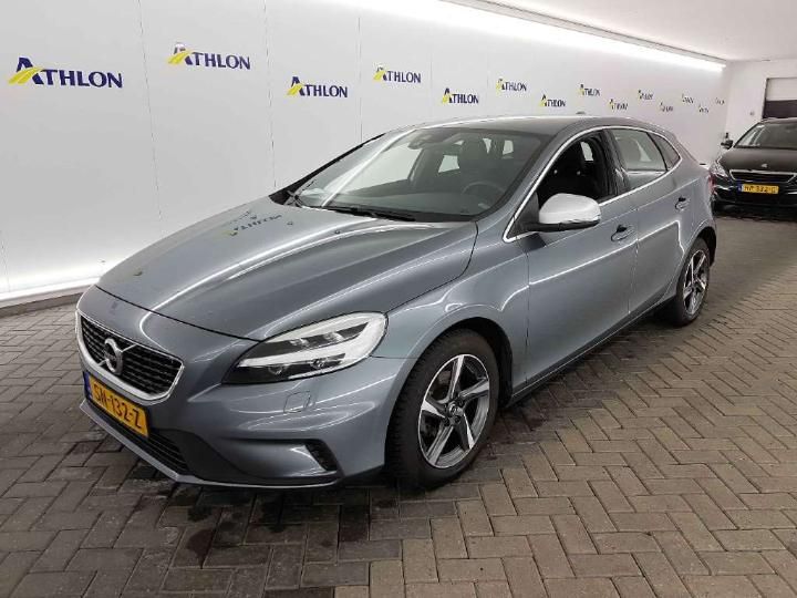 VOLVO V40 2018 yv1mv7481j2512235