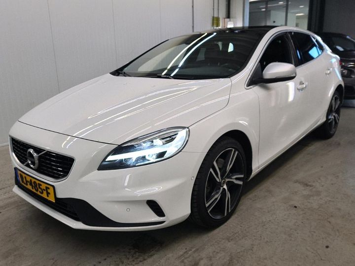 VOLVO V40 2017 yv1mv7980j2479413